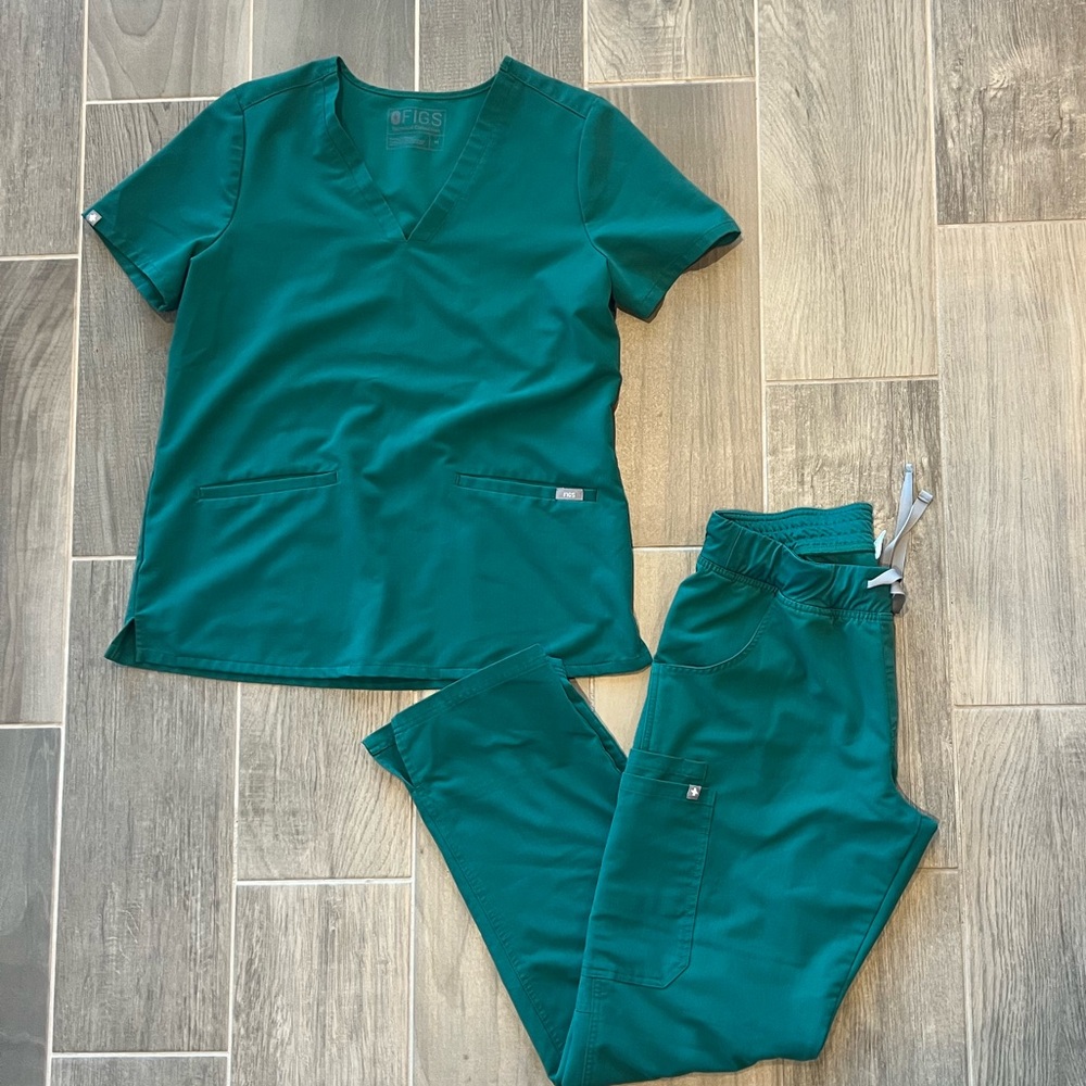 Women’s FIGS Scrubs Set Green Size Medium Two Pocket Top/Straight Leg Pants